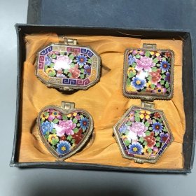 珍藏 瓷手绘描金粉彩花卉首饰盒一套四，画工精细
