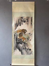 【宝贝名称】手工画 熊松泉 立轴 双狮图
【宝贝尺寸】220x78厘米
【宝贝画芯】125×65厘米