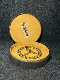 大清乾隆年制刺绣琉璃十八子手持盒盒子尺寸:直径24.7厘米，高:6.7厘米
尺寸:珠子直径约20毫米，长33.5厘米