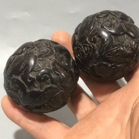 旧藏：檀木雕蝙蝠健㑗球一对，包浆浑厚，做工精细，描述如图，
规格，直径4.7cm，重105g