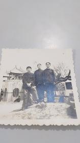 七十年代常州天宁寺方丈松纯法师与其他几位法师合影黑白老照片（好像有大祥法师）（5.9*5.9）