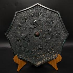 唐代青铜 —— 八角凤镜——
直径:25——厚:0.8——
重:1123克——
