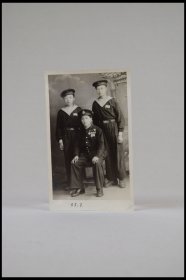 一张拍摄于1955年7月，两个新入伍的海军战士与参加过解放战争和朝鲜战争奖章获得者——老兵的黑白合影。原版照片。品相良好。卖家包邮。