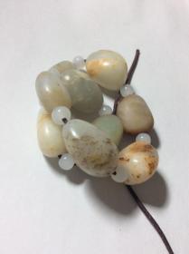 和田青白玉随型手串。珠子长2.2厘米，直径1.3厘米左右