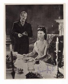 好莱坞经典女神 费雯丽 Vivien Leigh 亲笔签名杂志页 画面为其1948年出演的改编自托尔斯泰的《安娜.卡列妮娜》电影剧照