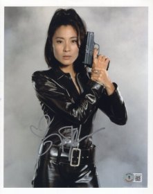 “首位华人奥斯卡影后” 杨紫琼 （Michelle Yeoh）亲笔签名经典代表作《007之明日帝国》剧照 BAS认证鉴定