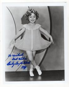 好莱坞最可爱童星 秀兰·邓波儿（Shirley Temple） 1994年亲笔签名照 画面造型非常可爱