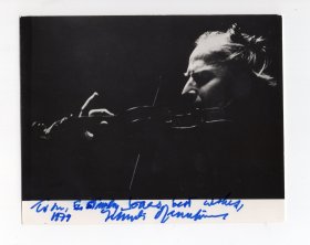 著名小提琴大师 耶胡迪·梅纽因 Yehudi Menuhin 1979年亲笔签名官方照