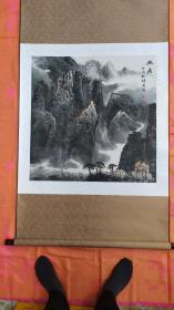 著名山水画家，安徽黄山山水画研究院院长、中国美术家协会会员、合肥市美术家协会副主席，清华大学美术学院美术理论研究与书画创作高研班导师，天津杨柳青画社签约画家、安徽省书画院特聘画家，合肥职业技术学院特聘教授，当代黄山画派代表性人物刘有成4平尺精品国画《幽居》