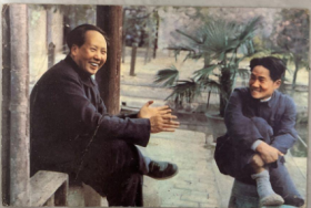 毛泽东和长子毛岸英在香山亲切交谈 明信片《1张》（中英对照）