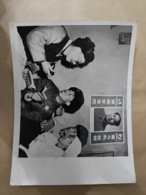 纪录历史的老照片 1969年  马定夫爱民模范连 五好战士纪春山和朝鲜族贫下中农  学习  15x11.5cm