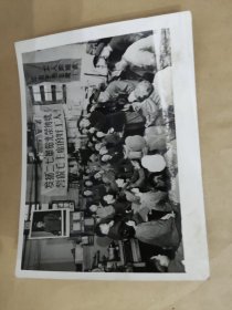 纪录历史的老照片 1969年  北京二七机车车辆工厂 的工人在学习  15x11.5cm