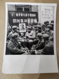 纪录历史的老照片 1969年 杨子荣生前所在的侦察连党支部朝气蓬勃的战士  15x11.5cm