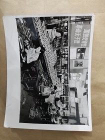 纪录历史的老照片 1969年  西安保温瓶厂第二车间真空工段工人在劳动  15x11.5cm