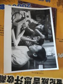 纪录历史的老照片  1985年 法国儿童在少年儿童文娱中心玩电子游戏     15ⅹ11.3cm   1092