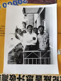 纪录历史的老照片  1985年  长春市副市长徐青为军队离休干部检查房屋质量  15ⅹ11.3cm   908