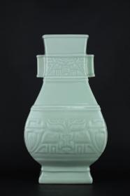 清乾隆-豆青釉雕刻兽面纹贯耳四方瓶