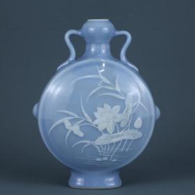 清乾隆-天蓝釉堆白荷花纹双耳扁瓶
