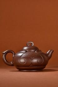 旧藏 紫砂如意纹茶壶。