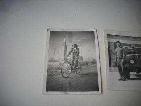 1960年-在郑州老二七木塔旁-骑着二八大杠自行车的女青年留影！男青年和吉普车合影！2张合售