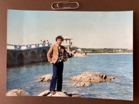 海边男子单身照 多单合并运费满百包邮只发快递 彩色老照片非黑白老照片 全网同售 不定期下架 加购请及时付款 欢迎选购 240302PSD