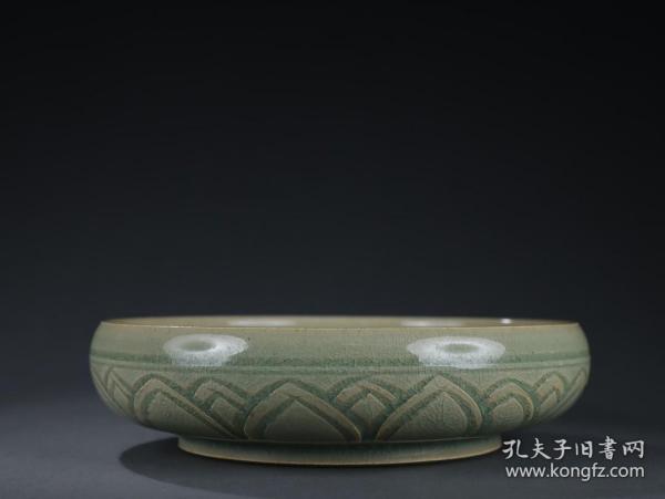 旧藏 龙泉窑 祥龙纹 卷唇 文房笔洗 尺寸：直径18.5cm，高5cm 简介：龙泉窑是中国历史上的一个名窑，宋代六大窑系。汉族传统制瓷工艺的珍品。因其主要产区在浙江省龙泉市而得名。它开创于三国两晋，结束于清代，生产瓷器的历史长达1600多年，是中国制瓷历史上最长的一个瓷窑系，它的产品畅销于亚洲、非洲、欧洲的许多国家和地区，影响十分深远。龙泉窑以烧制青瓷而闻名，在北宋早期以前的产品风格受越窑、