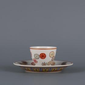 清乾隆年间粉彩描金皮球花套杯 尺寸:高度5.2㎝杯口径5.5㎝，茶托直径12.2㎝