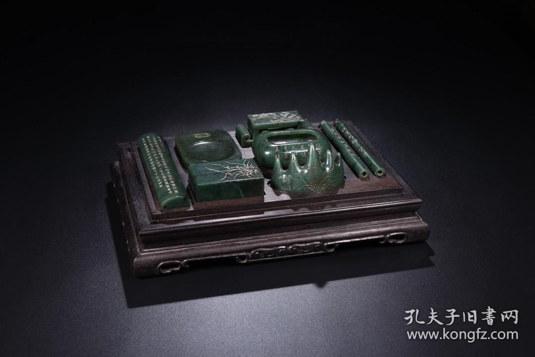 旧藏 “乾隆御玩”款和田碧玉文房佳品八件一组 【规格】笔杆 长14.5cm 直径1.1cm 墨台 长9.1cm 宽6.8cm 厚1.2cm 墨架 长26.7cm 宽3.1cm 高2.6cm 笔床 长8.3cm 宽2cm 高5cm 印章 边长2..4cm 高7.2cm 笔洗 长8.8cm 宽6cm 高 3cm 镇纸 长6.7cm 宽3cm 高1.5cm 总重1174g “乾隆御玩