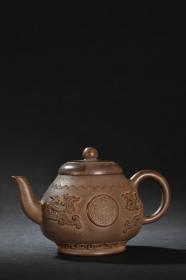旧藏 紫砂老料双龙戏珠茶壶 规格：高11cm 耳距17cm 砂料细腻，老艺人制，壶形饱满，浮雕双龙戏珠纹，画面视觉突出，题材寓意好，皮壳老辣。