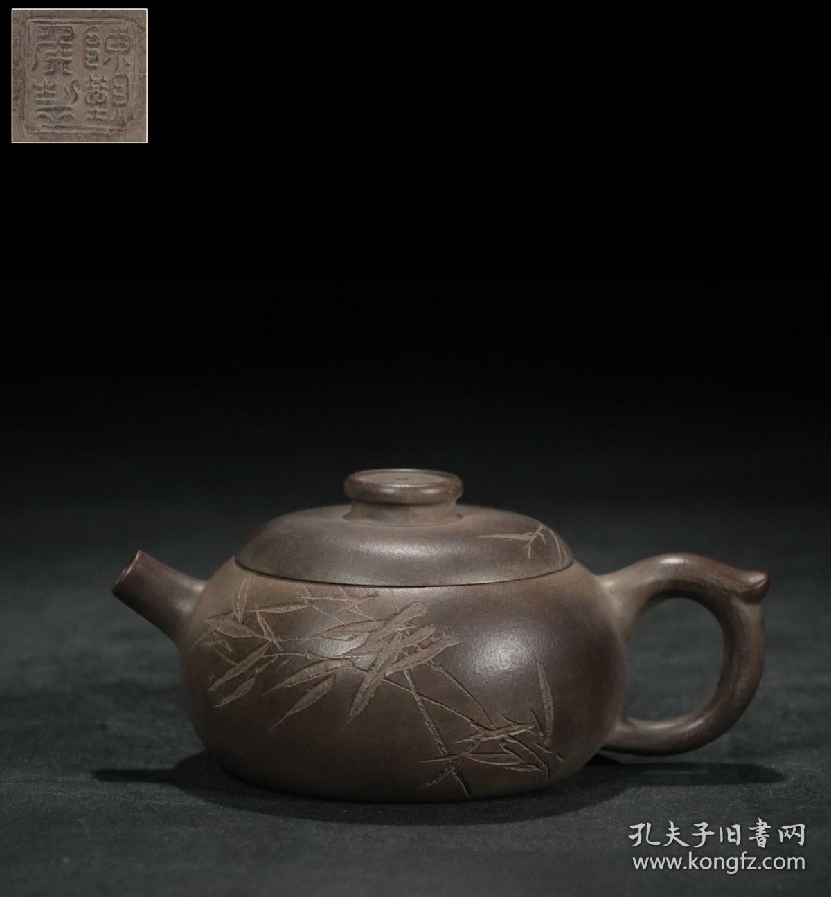 【古珍玩藏】.【歷代壺藝】 【刻竹圆壶】【陈觐候】 【尺寸】长14.6cm，宽10cm，高6.6cm 【简述】该壶做工细致，泥质醇厚，色泽温和，触手生温。全手工精制全美品，做工精良，泥料珍贵稀有，泡养效果惊人，做工端庄，从壶钮延至壶身，气韵贯通。线条流畅自然，与壶身气韵相合气韵相合