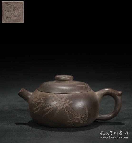 【古珍玩藏】.【歷代壺藝】 【刻竹圆壶】【陈觐候】 【尺寸】长14.6cm，宽10cm，高6.6cm 【简述】该壶做工细致，泥质醇厚，色泽温和，触手生温。全手工精制全美品，做工精良，泥料珍贵稀有，泡养效果惊人，做工端庄，从壶钮延至壶身，气韵贯通。线条流畅自然，与壶身气韵相合气韵相合