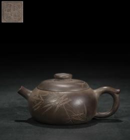 【古珍玩藏】.【歷代壺藝】 【刻竹圆壶】【陈觐候】 【尺寸】长14.6cm，宽10cm，高6.6cm 【简述】该壶做工细致，泥质醇厚，色泽温和，触手生温。全手工精制全美品，做工精良，泥料珍贵稀有，泡养效果惊人，做工端庄，从壶钮延至壶身，气韵贯通。线条流畅自然，与壶身气韵相合气韵相合