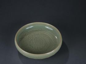 旧藏 龙泉窑 祥龙纹 卷唇 文房笔洗 尺寸：直径18.5cm，高5cm 简介：龙泉窑是中国历史上的一个名窑，宋代六大窑系。汉族传统制瓷工艺的珍品。因其主要产区在浙江省龙泉市而得名。它开创于三国两晋，结束于清代，生产瓷器的历史长达1600多年，是中国制瓷历史上最长的一个瓷窑系，它的产品畅销于亚洲、非洲、欧洲的许多国家和地区，影响十分深远。龙泉窑以烧制青瓷而闻名，在北宋早期以前的产品风格受越窑、