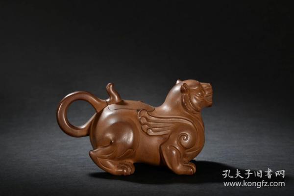 旧藏紫砂飞天虎茶壶 规格：高10cm 耳距17.5cm 砂料细腻，构思巧妙，堆雕飞天虎，开脸霸气，体态健硕，带双翼，造形别具一格，比例协调，皮壳老辣，佳品。