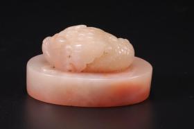 寿山石龙鱼印章 尺寸：6.2*4.3*3.5CM。 重量：113克。