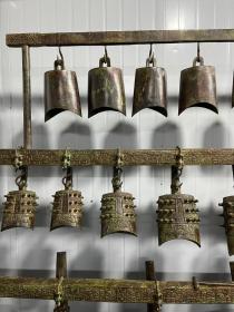 汉代_铜大编钟一套 总重550斤左右，长3.46米，高2.05米 中国汉族古代大型打击乐器[1]，编钟兴起于周朝，盛于春秋战国直至秦汉。中国是制造和使用乐钟最早的国家。它用铜铸成，由大小不同的扁圆钟按照音调高低的次序排列起来，悬挂在一个巨大的钟架上，用长形的棒分别敲打铜钟，能发出不同的乐音，因为每个钟的音调不同，按照音谱敲打，可以演奏出美妙的乐曲。