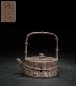 【古珍玩藏】.【历代壶艺】 【一捆竹提梁壶】【陈鸣远】 【尺寸】长16.2cm，宽12.5cm，高15.6cm 【简述】陈鸣远，本名远，号鹤峰，隺邨，又号石霞山人，壶隐，清康熙年间宜兴紫砂名艺人，出生于紫砂世家，所制茶具、雅玩达数十种，无不精美绝伦，他还开创了壶体镌刻诗铭之风，署款以刻铭和印章并用，款式健雅，有盛唐风格，作品名孚中外，当时有“海外竞求鸣远碟”之说。陈氏还擅制花货，