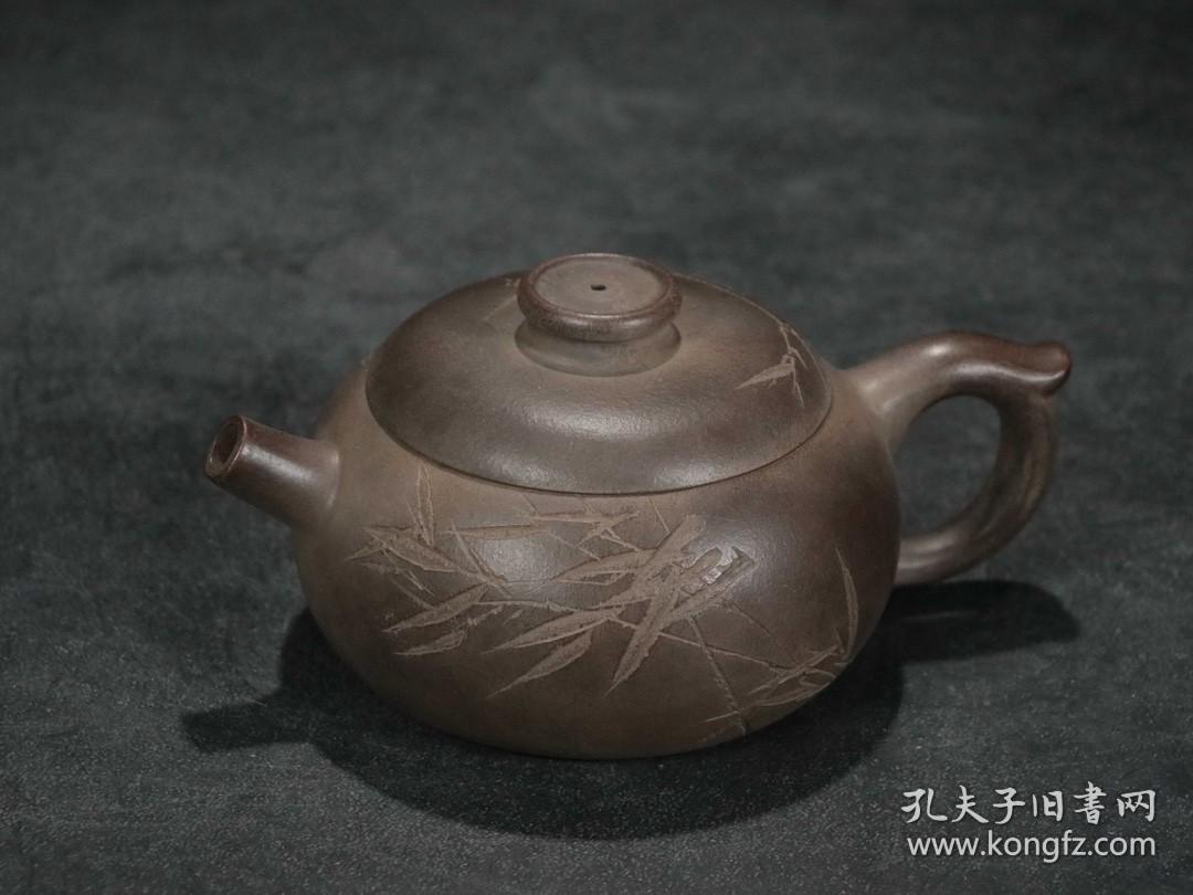 【古珍玩藏】.【歷代壺藝】 【刻竹圆壶】【陈觐候】 【尺寸】长14.6cm，宽10cm，高6.6cm 【简述】该壶做工细致，泥质醇厚，色泽温和，触手生温。全手工精制全美品，做工精良，泥料珍贵稀有，泡养效果惊人，做工端庄，从壶钮延至壶身，气韵贯通。线条流畅自然，与壶身气韵相合气韵相合