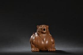 旧藏紫砂飞天虎茶壶 规格：高10cm 耳距17.5cm 砂料细腻，构思巧妙，堆雕飞天虎，开脸霸气，体态健硕，带双翼，造形别具一格，比例协调，皮壳老辣，佳品。