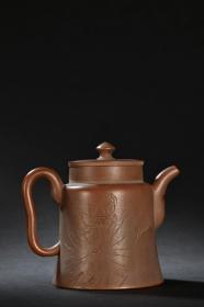 旧藏 紫砂荷花纹茶壶 规格：高13cm 耳距14.7cm 器形典雅，砂料细腻，纯手工制作，器身采雕荷花 诗文，名家款，刀法娴熟，皮壳一流。