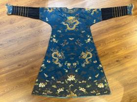 清代 盘金绣龙袍 两袖宽207厘米，长140厘米