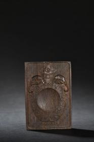 清代 老沉香宝象瓶纹砚 规格：厚1.1cm 宽6.9cm 长10cm 重72克 藏品取材名贵，木料纹理清晰，器型规整，图案清晰，刀工老练，名家款，线条清晰，色泽黝黑，皮壳老辣！