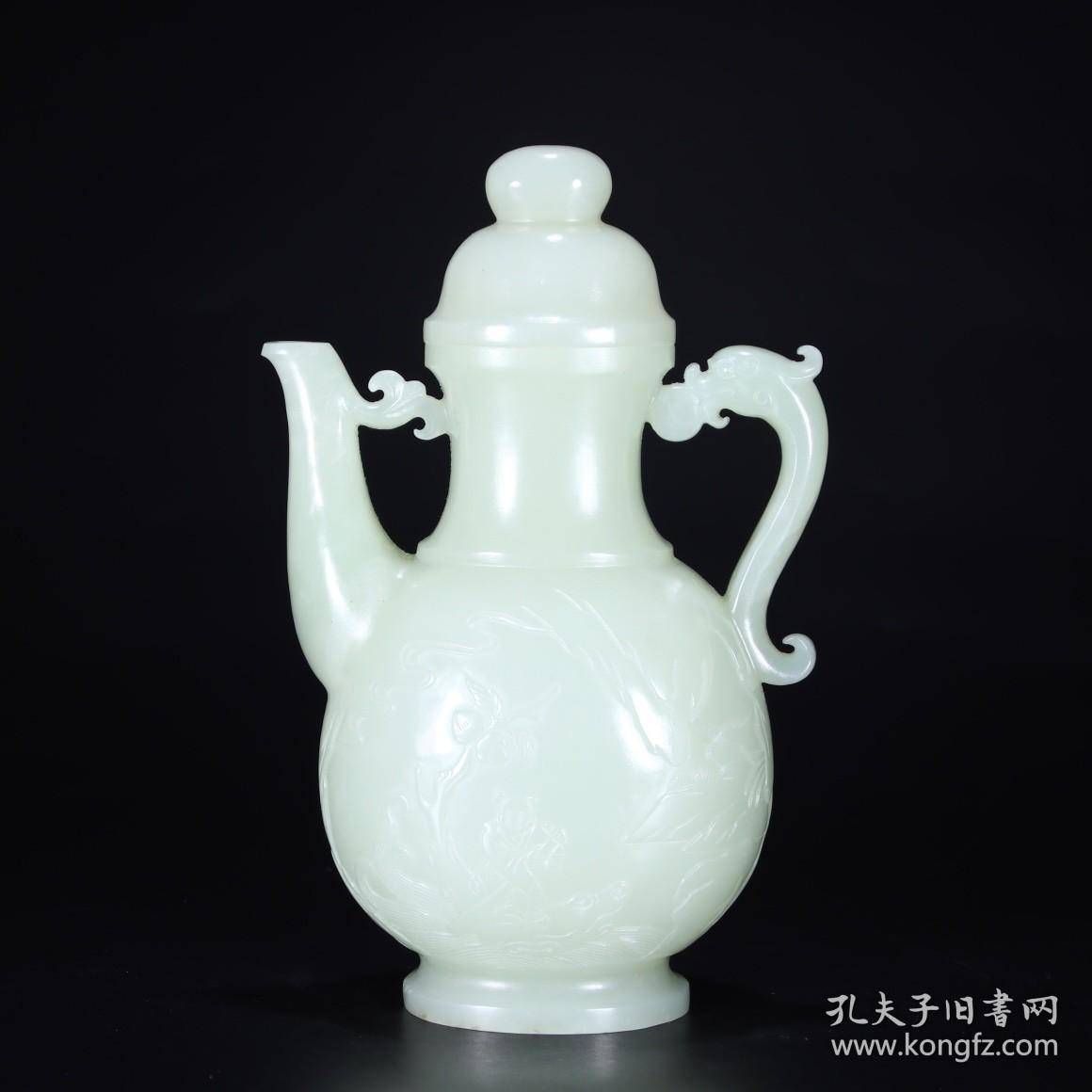 旧藏 和田玉 酒壶 尺寸高14.5cm宽9.5cm厚5cm重278克 简介：用料厚重大气，玉质上乘，一流工艺，膛掏干净细腻，制作考究。纹饰点缀，刻画细腻，装饰纹饰丰富，有极高的艺术价格，品相完好