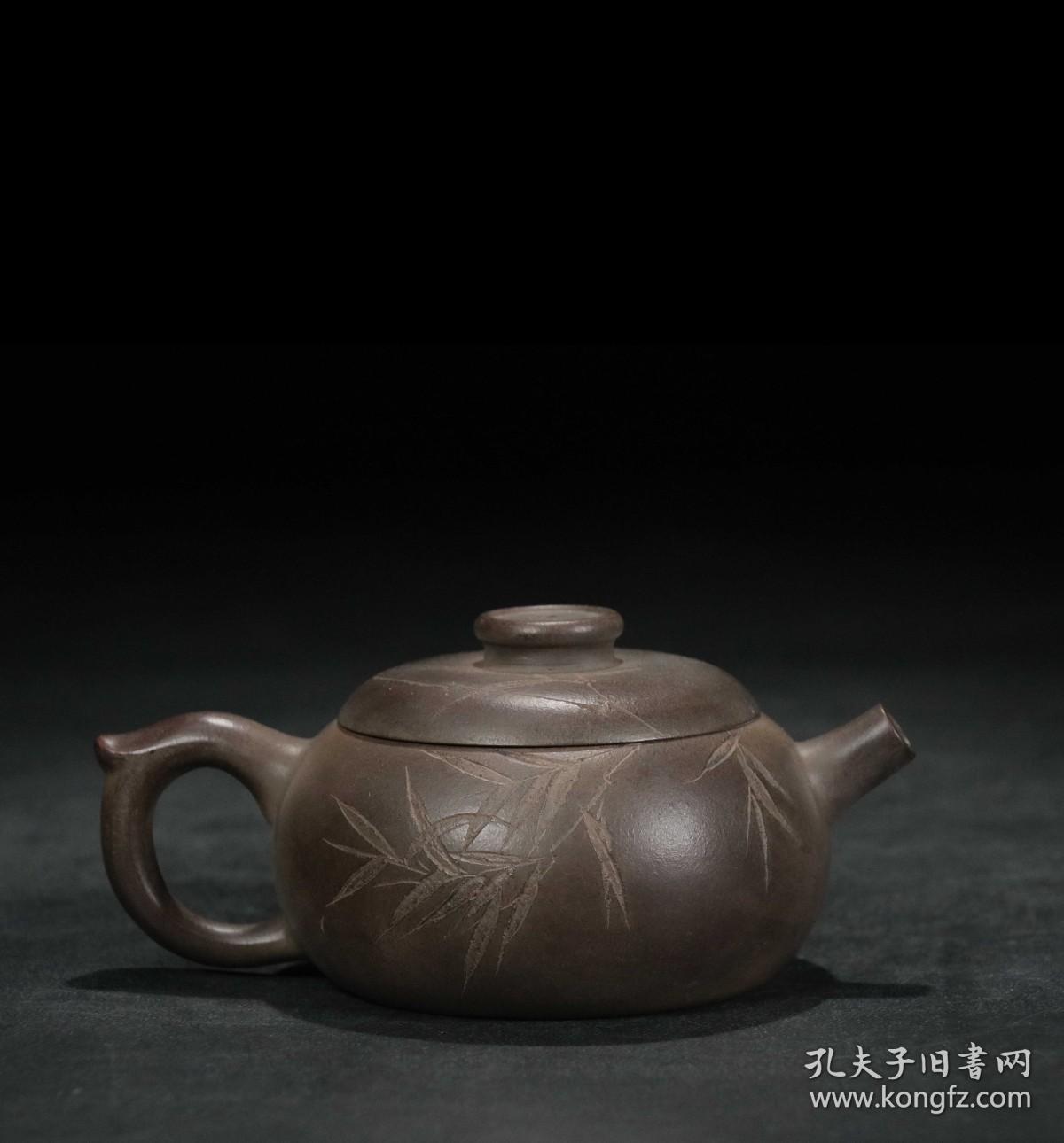 【古珍玩藏】.【歷代壺藝】 【刻竹圆壶】【陈觐候】 【尺寸】长14.6cm，宽10cm，高6.6cm 【简述】该壶做工细致，泥质醇厚，色泽温和，触手生温。全手工精制全美品，做工精良，泥料珍贵稀有，泡养效果惊人，做工端庄，从壶钮延至壶身，气韵贯通。线条流畅自然，与壶身气韵相合气韵相合