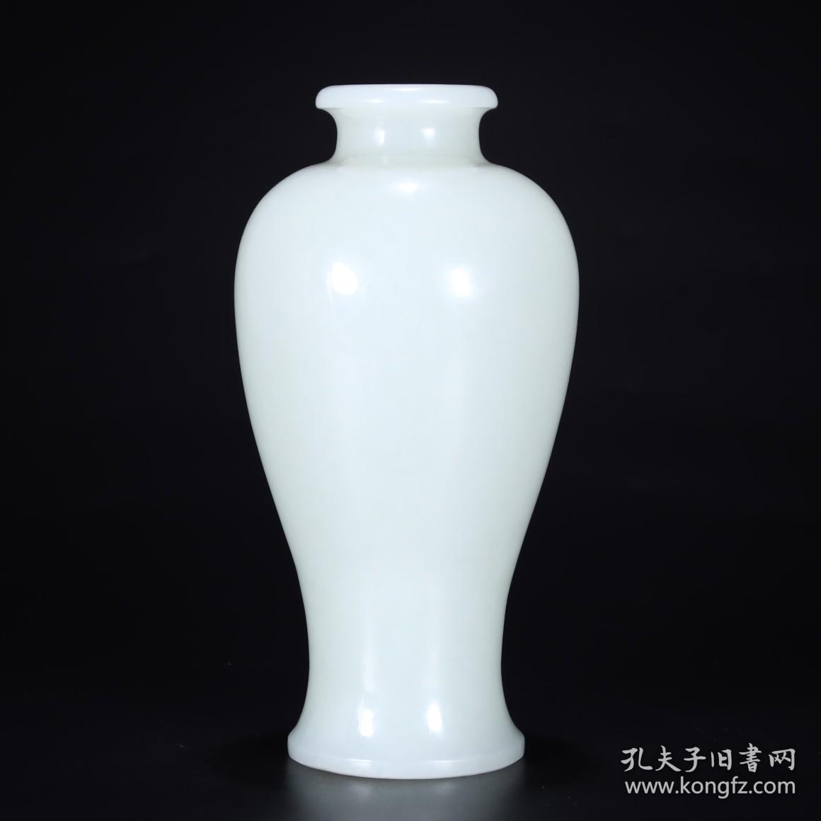 旧藏 和田玉 梅瓶 尺寸高16cm 直径7.5cm 重425克 说明：此品为和田玉大料掏膛雕刻梅瓶，其颜色洁白，光泽润滑，描刻细腻，自然生动，构图饱满新颖，显示出精妙绝伦的玉雕工艺。