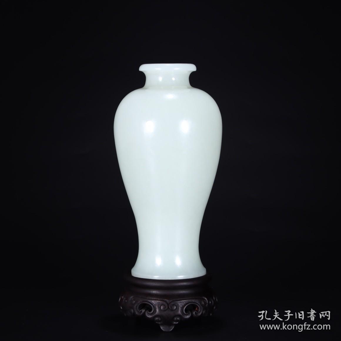 旧藏 和田玉 梅瓶 尺寸高16cm 直径7.5cm 重425克 说明：此品为和田玉大料掏膛雕刻梅瓶，其颜色洁白，光泽润滑，描刻细腻，自然生动，构图饱满新颖，显示出精妙绝伦的玉雕工艺。