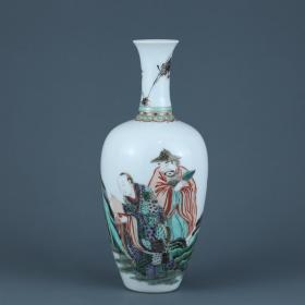 清康熙-五彩人物图莱菔尊 高度22.5cm，口径4.2cm，肚径10cm。