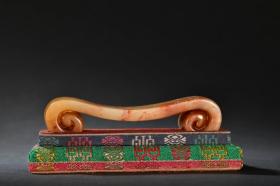 旧藏 芙蓉石人物故事文房笔架 规格：高3.2cm 宽3.4cm长13.4cm 重200克 器形典雅，取名贵芙蓉石为材，器面浅浮雕人物故事 山水，意境美，精雕细琢，刀法老练，品相一流。