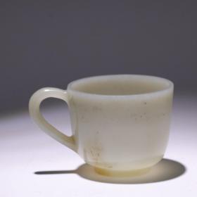 和田玉茶杯 长度，7.6厘米，宽度5.5厘米，高度4.7厘米，重量60克