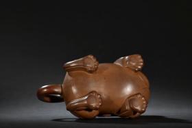 旧藏紫砂飞天虎茶壶 规格：高10cm 耳距17.5cm 砂料细腻，构思巧妙，堆雕飞天虎，开脸霸气，体态健硕，带双翼，造形别具一格，比例协调，皮壳老辣，佳品。